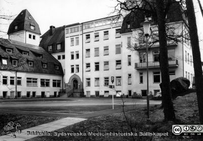 Entrén vid Orups sjukhus
Kapsel 23. Orups sjukhus. Entrépartiet på komplexets norrsida. Bild från Orup-Eslöv-Hörbys sjukvårdsdistrikt. Originalfoto. Monterat.
Nyckelord: Kapsel 23; Orup; Eslöv; Hörby; Exteriör