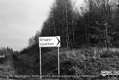 Vägvisare till Orups sjukhus
Kapsel 23.  Bild från Orup-Eslöv-Hörbys sjukvårdsdistrikt. Originalfoto. Rimligen från sista fjärdedelen av 1900-talet. Monterat.
Nyckelord: Kapsel 23;Orup;Vägskylt;Väg;Sjukhus