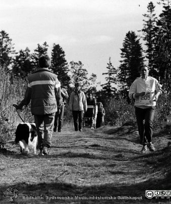 Friskvård i Orupsskogen
Kapsel 23. Friskvård och rehabilitering vid Orups sjukhus. Bild från Orup-Eslöv-Hörbys sjukvårdsdistrikt. Originalfoto. Rimligen från sista fjärdedelen av 1900-talet. Monterat.
Nyckelord: Kapsel 23;Orup;Friskvård;Löpning;Rehabilitering;Natur;Skogsstig