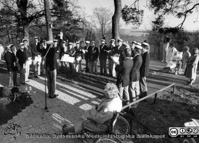 Manskör underhåller i parken på Orups sjukhus
Kapsel 23. Ringsjön skymtar i bakgrunden. Bild från Orup-Eslöv-Hörbys sjukvårdsdistrikt. Originalfoto. Rimligen från sista fjärdedelen av 1900-talet. Monterat.
Nyckelord: Kapsel 23;Orup;Rehabilitering;Natur;Park;Körsång;Underhållning