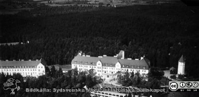 Orups sjukhus från luften. 
Kapsel 23. Bild från Orup-Eslöv-Hörbys sjukvårdsdistrikt. Originalfoto. Beskuren version av Kulturens bild 85976_394_01. Foto 1935
Nyckelord: Kapsel 23;Orup;Natur;Flygfoto;Sanatorium