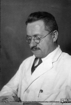 Hans Holfelder
Kapsel 25. Herrn Prof Dr. L. Edling in grosser Verehrung. Mai 1930. Hans Holfelder, President i Deutsche Rontgengesselschaft. Originalfoto. Monterat. Porträtt av medicinare tillägnade Lars Edling
Nyckelord: Kapsel 25;Radiologi;Porträtt