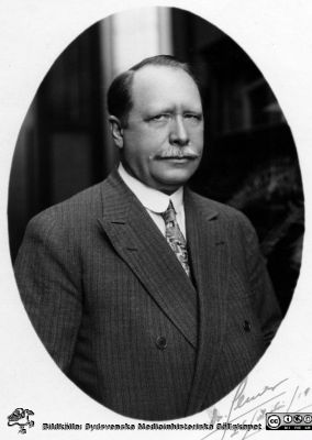 Kapsel 25. Påskrift "Professor Dr Lars Edling. Carlos Heuser, Rep. Argentia. 26 Juli 1928". He was born February 8, 1878 in Buenos Aires. ... His thesis was the first in Argentina on the subject of radiology. Monterat. Porträtt av medicinare tillägnade Lars Edling
Nyckelord: Kapsel 25;Radiologi;Porträtt