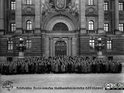  Landsorganisationens elfte kongress, Stockholm 1936
Kapsel 25. Foto utanför riksdagshuset. Originalfoto. Monterat
Nyckelord: Kapsel 25;Personal;Stockholm;Konferens;Kongress;Landsorganisationen