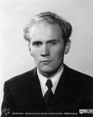 Kapsel 25. Knut Viske, kursen i kirurgi i Lund ht 1957. Originalfoto. Monterat.
Nyckelord: Kapsel 25;Porträtt