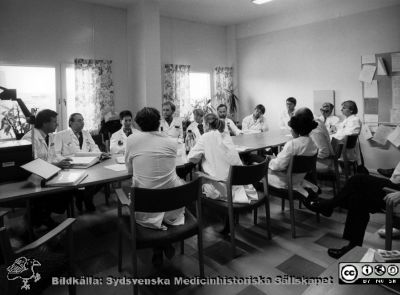 Veckokonferens i onkologiska klinikens gamla bibliotek på 1980-talet
Ola Terje låda A bild 116/6. Veckokonferens måndag Kl.17 i onkologiska klinikens gamla bibliotek ~1982. Dick Killander, Sven Börje Ewers, Ingrid Terje, Sten Graffmans rygg, Anders Johnsson, Lisa Kjelléns rygg, Anita Gustafsson, Per Malmström, Margareta Palm Sjöstrand, Helgi Sigurdsson, Torsten Andersson, Anna Johnson Laurell Originalfoto. Foto på 1980-talet
Nyckelord: Terje;1980-talet;onkologi;klinik;veckokonferens;konferens