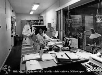 Onkologiska kliniken i Lund i slutet på 1980-talet. Dosplanering
Foto Ola Terje låda A 5/8. Slutet på 1980-talet. Onkologiska kliniken i Lund. Dosplanering, radiofysikavdelningen. Dr Sven Börje Ewers och dosplanerare Lidia Karolak.
Nyckelord: Terje;1980-talet;Onkologi;Klinik;Interiör;Radiofysikavdelning;Dosplanering