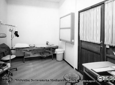 Onkologiska kliniken i Lund i slutet på 1980-talet. Undersökningsrum på strålbehandlingsavdelningen
Foto Ola Terje låda A bild 9/3. Slutet på 1980-talet. 
Nyckelord: Terje;1980-talet;Onkologi;Klinik;Interiör;Undersökningsrum