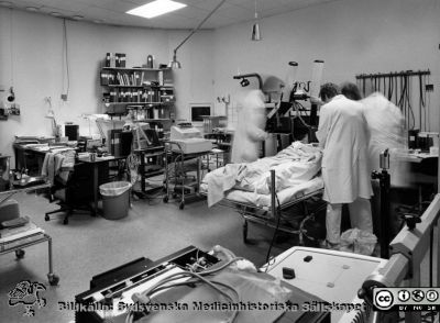 Onkologiska kliniken i Lund i slutet på 1980-talet
Foto Ola Terje låda A bild 9/11. Hypertermibehandling. Fysiker Per Nilsson till vänster (suddig), Gull-Maj Aldén näsmast kameran och dr Clas Ebbe Lindholm till höger (suddig). 
Nyckelord: Terje;1980-talet;Onkologi;Klinik;Interiör