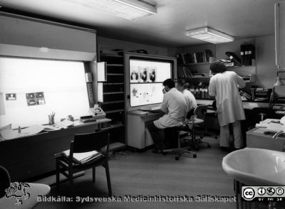 Onkologiska kliniken i Lund i slutet på 1980-talet
Foto Ola Terje låda A bild 16/11. Slutet på 1980-talet. Onkologiska kliniken i Lund. Dosplanering. Fysiker Andrej Tomaszewics och Lisa Kjellén
Nyckelord: Terje;1980-talet;Onkologi;Klinik;Interiör;Granskning;Röntgen