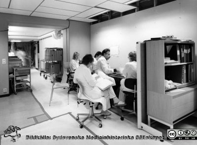 Onkologiska kliniken i Lund på 1980-talet. Klinisk konferens
Foto Ola Terje låda A bild 11/9. Överläkare och klinikchef Sten Graffman i vårdplaneringskonferens med olika medarbetare.
Nyckelord: Terje;1980-talet;Onkologi;Klinik;Konferens