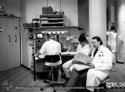 Onkologiska kliniken i Lund på 1980-talet. Sven-Börje Ewers på högvoltsavdelningen
Foto Ola Terje låda A bild 14/5. Högvoltsavdelningen. Manöverbord. Dr. Sven-Börje Ewers med sköterskor och assistenter. Rum för [60]-koboltapparat till vänster.
Nyckelord: Terje;1980-talet;Onkologi;Klinik;Konferens;Interiör;Högvoltsavdelning