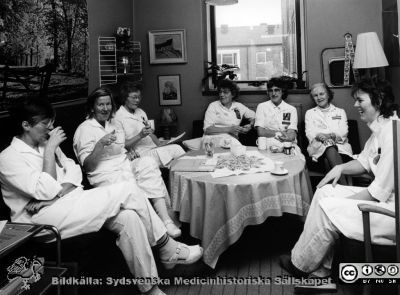 Onkologiska kliniken i Lund. Pausrum på en vårdavdelning
Foto Ola Terje låda A bild 24/3. Slutet på 1980-talet. Från vänster: 1 okänd. 2. Rauni Maraste, 3. okänd. 4. Margit Nilsson (omtyckt "allt i allo") 5. Evy Andersson (usk), 6. Barbro (Lidvall?) sjukhusvärdinna, 7. Karin (usk), 
Nyckelord: Terje;Onkologi;Klinik;Lund;Personal;Paus;Pausrum