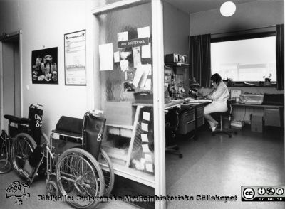 Onkologiska kliniken i Lund. Avdelningssköterskans arbetsrum.
Foto Ola Terje låda A bild 27/1. Slutet på 1980-talet. 
Nyckelord: Terje;Onkologisk;Onkologi;Klinik;Lund;Interiör;1980-talet;Arbetsrum;Sköterska;Avdelningssköterska