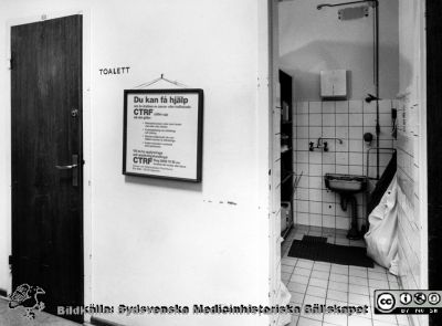 Onkologiska kliniken i Lund. Toalett och slaskrum. 
Foto Ola Terje låda A bild 26/5. Slutet på 1980-talet. Upplysningsskylt från Cancer- och trafikskadades riksförbund. Detta förbund var länge huvudansvarig för konvalescenthemmet Lydiagården i Höör.
Nyckelord: Terje;Onkologisk;Onkologi;Klinik;Lund;Interiör;Vårdavdelning;Toalett;Slaskrum