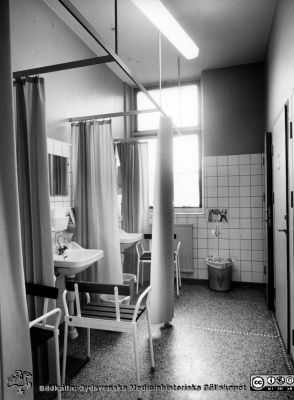 Onkologiska kliniken i Lund. Hygienrum på vårdavdelning.
Foto Ola Terje låda A bild 28/3. Slutet på 1980-talet. 
Nyckelord: Terje;Onkologisk;Onkologi;Klinik;Lund;Interiör;1980-talet;Vårdavdelning;Tvättrum