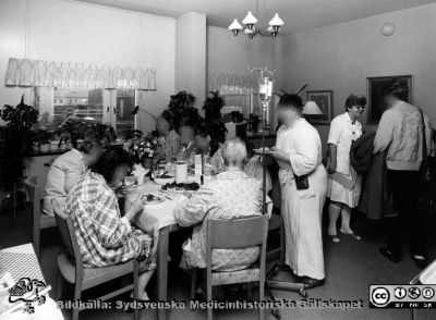 Onkologiska kliniken i Lund
Foto Ola Terje låda A bild 30/3. Slutet på 1980-talet. Onkologiska kliniken i Lund. Dagrum och matsal. Kvinnlig vårdavdelning, gynekologisk onkologi.
Nyckelord: Terje;Onkologisk;Onkologi;Klinik;Lund;Interiör;1980-talet;Vårdavdelning;Dagrum;Matsal