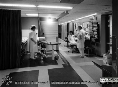 Onkologiska kliniken i Lund. Korridor, kanske i högvoltsavdelningen.
Foto Ola Terje låda A bild 39/8. Slutet på 1980-talet. 
Nyckelord: Terje;Onkologisk;Onkologi;Klinik;Lund;Interiör;1980-talet;Korridor
