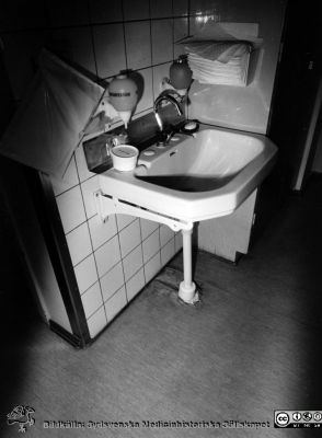 Onkologiska kliniken i Lund. Tvättställ i behov av underhåll.
Foto Ola Terje låda A bild 43/3. Slutet på 1980-talet. 
Nyckelord: Terje;Onkologisk;Onkologi;Klinik;Lund;Interiör;1980-talet;Tvättställ