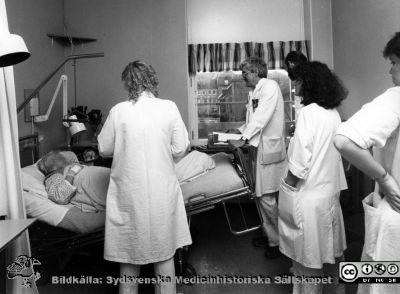 Onkologiska kliniken i Lund. Patientrond i vårdsal.
Foto Ola Terje låda A bild 44/10. Slutet på 1980-talet. 
Nyckelord: Terje;Onkologisk;Onkologi;Klinik;Lund;Interiör;1980-talet;Rond;Vårdavdelning;Vårdsal