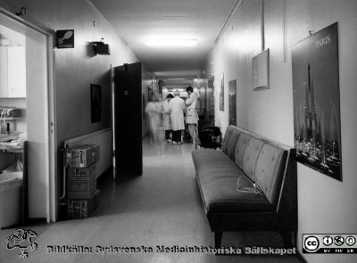 Onkologiska kliniken i Lund. Korridor. Kanske går man just rond.
Foto Ola Terje låda A bild 49/5. Slutet på 1980-talet. 
Nyckelord: Terje;Onkologisk;Onkologi;Klinik;Lund;Interiör;1980-talet;Korridor