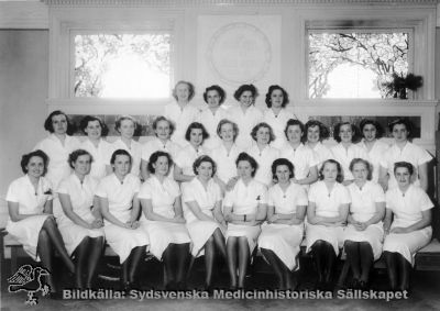 Sjukgymnastkurs i Lund från mitten på 1900-talet.
Påskrift: Sjukgymnaster. Foto Tykesson Lund
Fotografi i pappmapp 1924-1945 (Anna Tykesson övertog A W Rahmns ateljé år 1924 och sålde den i slutet av 1945 (Claes Wahlöö: Fotografin och Lund, Lund 2002).
Nyckelord: SGI;Sjukgymnastik;Tykesson;Lund;Kapsel 05;1900-talet