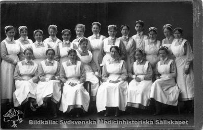 Sjuksköterskor, 1921 års kurs vid SSSH
Påskrifter: "1921 års kurs - efter 50 är 1971 4 döda - Lisa Fast, Greta Leng, Ellen Lundgren, Hulda Nordquist. MS12993." Foto Rahmn Malmö | Lund, monterat på pappskiva.
Nyckelord: Lisa Fast;Greta Leng;Ellen Lundgren;Hulda Nordquist;MS12993;Rahnm;Lund;Examensfoto;Gruppfoto;Sjuksköterskor;Kapsel 05;1900-talet;1921