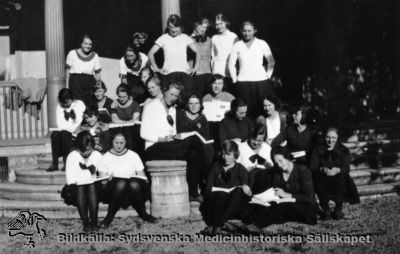 Sjukgymnastkurs i Lund från mitten på 1900-talet.
SSGI, Sjukgymnastikutbildningen, ur album tillhörande gymn.dir. Disa Ericson, Malmö. Omonterat fotografi.
Nyckelord: SSGI;utbildning;Södra Svergies Sjukgymnastinstitut;Disa Ericson;Lund;Gruppbild;Sjukgymnaster;1900-tal;Kapsel 05