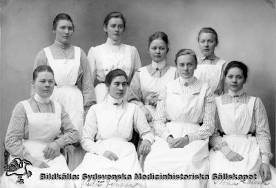 Sjuksköterskeelever år 1902 vid Lasarettet i Lund. 
Påskrift: Tyvärr vert vi bara de namn som står på bilden: Judit Jönsson, Anna Kristensson (?), Ellen ... (?), Stina Larsson. 
Fotograf: Lina Jonn, Bantorget Nr 6, Lund
Nyckelord: Kapsel 05;SSSH;Sjuksköterskehem;Södra;Sverige;Utbildning;Sköterska;Lund;Lina;Jonn;Foto;Monterat;