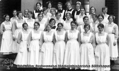 Sköterskor på Södra Sveriges Sjuksköterskehem, årskurs 1929 - 1932
Årskurs 1929-1932 vid erhållen provsystermössa, Överlämnad av Anna Stina Sjöbring 15/5 1991. Foto P. Bagge, Lund. Foto löstagbart monterat på tunn kartong. Sofiasystern uppe till höger är Ebba Lagström.
Nyckelord: SSSH;Lund;Provsyster;Mössa;Sköterska;Sköterskor;Utbildning