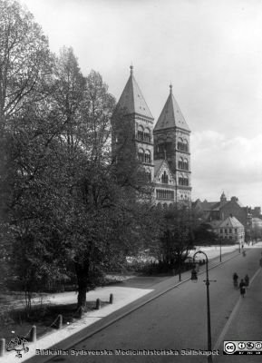 Utsikt över Kyrkogatan och Domkyrkan från den lägenhet på Kyrkogatan 15 där Gustaf Ahlström bodde under sin tid som professor i oftalmiatrik i Lund (1911 - 1927)
Bilderna i det album de sitter bör rimligen vara tagna under 1920-talet, någon tid innan Gustaf Ahlström vid sin pensionering 1927 flyttade till Göteborg. 
Nyckelord: Gustaf;Ahlström;Album;Professor;Oftalmiatrik;Lund;Kyrkogatan;Lägenhet;Domkyrka;Kyrkogatan