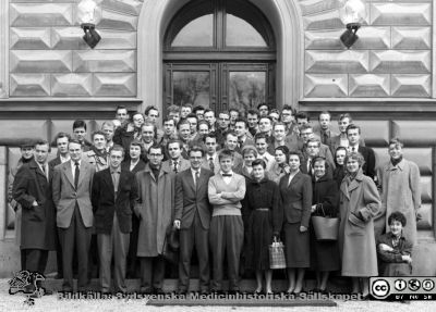 Kursfoto, medicinarnas nybörjarkurs vårterminen 1956 i Lund
Kapsel 27. Vårterminen 1956. Originalfoto. Ej monterat. Fotoarkiv. Anatomiska instutionen. Kursfotografier från 1950- och 1960-talen. I första raden ses bl. a. Bengt-Göran Svensson (nr 2), Bengt-Åke Lindhe (nr 5), Bo Eklöf (nr 6), längst till höger Håkan Odeberg och Birgitta Borulf (sittande längst till höger). Bo Lilja längst till höger på c:a 4 raden. 
Nyckelord: Kapsel 27;Kursfoto;Anatomi