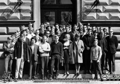 Kursfoto, medicinarnas nybörjarkurs vårterminen 1966 i Lund
Kapsel 27. Fotoarkiv. Anatomiska instutionen. Kursfotografier från 1950- och 1960-talen. Vårterminen 1966?. Originalfoto på anatomiska institutionens trappa. Ej monterat. Omonterat.
Nyckelord: Kapsel 27;Kursfoto;Anatomi