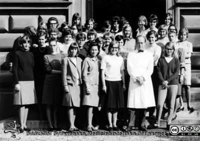 Kursfoto, medicinarnas nybörjarkurs höstterminen 1965 i Lund, kvinnorna
Kapsel 27. Fotoarkiv. Anatomiska instutionen. Kursfotografier från 1950- och 1960-talen. Medicinarkurs höstterminen 1965, bara kursens kvinnor. Männen finns i bild SMHS5385. Originalfoto på anatomiska institutionens trappa. Professor Carl-Herman Hjortsjö i vit rock på främsta raden. Omonterat.
Nyckelord: Kapsel 27;Kursfoto;Anatomi