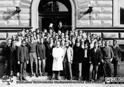 Kursfoto, medicinarnas nybörjarkurs höstterminen 1965 i Lund, männen
Kapsel 27. Fotoarkiv. Anatomiska institutionen. Kursfotografier från 1950- och 1960-talen. Höstterminen 1965, männen. Kursens kvinnor finns i bild SMHS5384. Originalfoto på anatomiska institutionens trappa. Professor Carl-Herman Hjortsjö i vit rock på främsta raden. Omonterat.
Nyckelord: Kapsel 27;Kursfoto;Anatomi