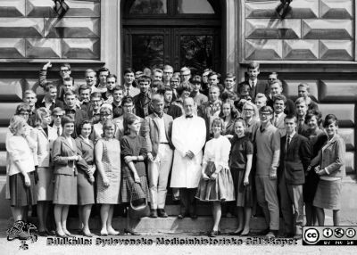 Kursfoto, medicinarnas nybörjarkurs vårterminen 1964 i Lund
Kapsel 27. Fotoarkiv. Anatomiska instutionen. Kursfotografier från 1950- och 1960-talen. Vårterminen 1964. Originalfoto på anatomiska institutionens trappa. Professor Carl-Herman Hjortsjö i vit rock på främsta raden. Kanske Kid Tjernström alldeles bakom. Ej monterat.
Nyckelord: Kapsel 27;Kursfoto;Anatomi;Amphioxer