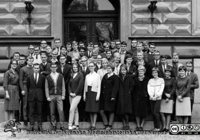 Kursfoto, medicinarnas nybörjarkurs höstterminen 1964 i Lund
Kapsel 27. Fotoarkiv. Anatomiska instutionen. Kursfotografier från 1950- och 1960-talen. Höstterminen 1964. Originalfoto på anatomiska institutionens trappa.  Troligen Anders Björklund som nr 3 från vänster på första raden. K.-G. Thorgren till vä i tredje raden, i mörk kavaj och vit näsduk i bröstfickan. Elisabeth Bong Bengtsson Stigmar som nr 5 från höger i första raden. Ulf Stenevi allra längst till höger, nästan första raden. Ej monterat. Omonterat.
Nyckelord: Kapsel 27;Kursfoto;Anatomi;Amphioxer