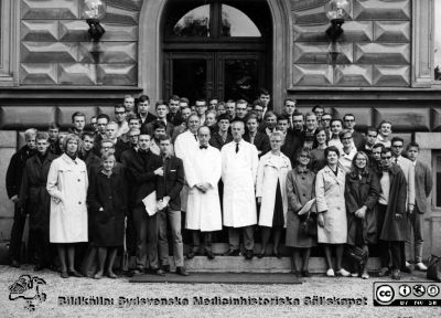 Kursfoto, medicinarnas nybörjarkurs vårterminen 1964 i Lund
Kapsel 27. Fotoarkiv. Anatomiska instutionen. Kursfotografier från 1950- och 1960-talen. Vårterminen 1960. Originalfoto på anatomiska institutionens trappa. Vaktmästare Tage Silfver, professor Carl-Herman Hjortsjö och prosektor Folke Löfgren i vita laboratorierockar i bildens mitt.
Nyckelord: Kapsel 27;Kursfoto;Anatomi;Amphioxer