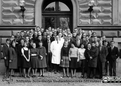 Kursfoto, medicinarnas nybörjarkurs höstterminen 1962 i Lund
Kapsel 27. Fotoarkiv. Anatomiska instutionen. Kursfotografier från 1950- och 1960-talen. Höstterminen 1962. Originalfoto på anatomiska institutionens trappa. Vaktmästare Tage Silfver i vit rock på främsta raden och bakom honom prosektor Folke Löfgren. Samma fototillfälle som SMHS5442. Omonterat.
Nyckelord: Kapsel 27;Kursfoto;Anatomi;Amphioxer