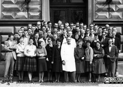 Kursfoto, medicinarnas nybörjarkurs vårterminen 1962 i Lund
Kapsel 27. Fotoarkiv. Anatomiska instutionen. Kursfotografier från 1950- och 1960-talen. Vårterminen 1962. Originalfoto på anatomiska institutionens trappa. Vaktmästare Tage Silfver i vit rock på främsta raden och bakom honom prosektor Folke Löfgren. Omonterat.
Nyckelord: Kapsel 27;Kursfoto;Anatomi;Amphioxer