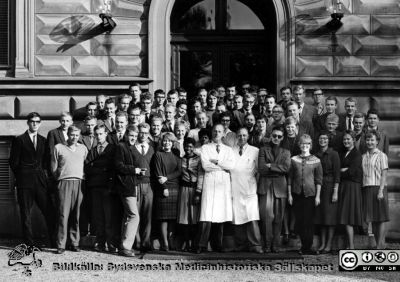 Kursfoto, medicinarnas nybörjarkurs höstterminen 1961 i Lund
Kapsel 27. Fotoarkiv. Anatomiska instutionen. Kursfotografier från 1950- och 1960-talen. Höstterminen 1961. Originalfoto på anatomiska institutionens trappa. Prosektor Folke Löfgren och vaktmästare Tage Silfver i första raden. Omonterat.
Nyckelord: Kapsel 27;Kursfoto;Anatomi;Amphioxer