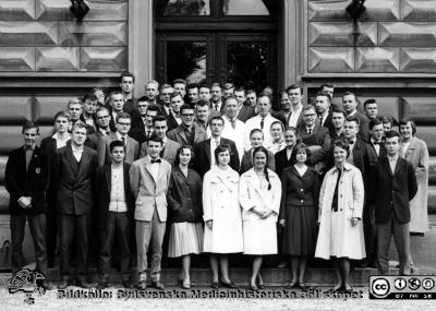 Kursfoto, medicinarnas nybörjarkurs vårterminen 1961 i Lund
Kapsel 27. Fotoarkiv. Anatomiska instutionen. Kursfotografier från 1950- och 1960-talen. Vårterminen 1961. Originalfoto på anatomiska institutionens trappa. Sonja (gift Malmport) som nr 5 från vänster i främre raden. Vaktmästare Tage Silfver och prosektor Folke Löfgren i tredje raden, i vita rockar. Omonterat. Foto av samma grupp utan lärarna: SMHS5424.
Nyckelord: Kapsel 27;Kursfoto;Anatomi;Amphioxer