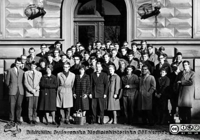 Kursfoto, medicinarnas nybörjarkurs höstterminen 1960 i Lund
Kapsel 27. Fotoarkiv. Anatomiska instutionen. Kursfotografier från 1950- och 1960-talen. Höstterminen 1960. Originalfoto på anatomiska institutionens trappa. 
Nyckelord: Kapsel 27;Kursfoto;Anatomi;Amphioxer