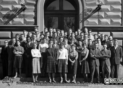 Kursfoto, medicinarnas nybörjarkurs vårterminen 1960 i Lund
Kapsel 27. Fotoarkiv. Anatomiska instutionen. Kursfotografier från 1950- och 1960-talen. Vårterminen 1960. Originalfoto på anatomiska institutionens trappa.
Nyckelord: Kapsel 27;Kursfoto;Anatomi;Amphioxer