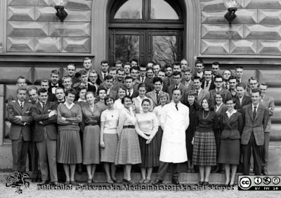 Kursfoto, medicinarnas nybörjarkurs vårterminen 1959 i Lund
Kapsel 27. Fotoarkiv. Anatomiska instutionen. Kursfotografier från 1950- och 1960-talen. Vårterminen 1959. Originalfoto på anatomiska institutionens trappa. Prosektor Folke Löfgren i vit laboratorierock. Claes Norryd omedelbart bakom honom.
Nyckelord: Kapsel 27;Kursfoto;Anatomi;Amphioxer