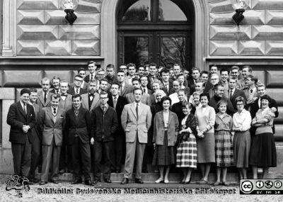 Kursfoto, medicinarnas nybörjarkurs höstterminen 1958 i Lund
Kapsel 27. Fotoarkiv. Anatomiska instutionen. Kursfotografier från 1950- och 1960-talen. Höstterminen 1958. Originalfoto på anatomiska institutionens trappa. Prosektor Folke Löfgren i ljus kavaj i första radens mitt. Kanske Anders Sellman bakom honom, två rader bort, iförd slips och glasögon. Troligen Kerstin Menander Sellman som nr 5 från höger, i rutig kjol.
Nyckelord: Kapsel 27;Kursfoto;Anatomi;Amphioxer