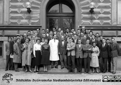 Kursfoto, medicinarnas nybörjarkurs vårterminen 1958 i Lund
Kapsel 27. Fotoarkiv. Anatomiska instutionen. Kursfotografier från 1950- och 1960-talen. Vårterminen 1958. Originalfoto på anatomiska institutionens trappa. Prosektor Folke Löfgren i vit laboratorierock och professor Carl-Herman Hjortsjö på hans vänstra sida (iförd fluga). Troligen Sten Lennkvist närmast bakom Hjortsjö. Ulf Andsberg på Hjortsjös vänstra sida och Knut Aspegren på dennes vänstra sida. Lars-Ingvar Hansson snett bakom denne, något åt höger i bild, iförd slips.
Nyckelord: Kapsel 27;Kursfoto;Anatomi;Amphioxer