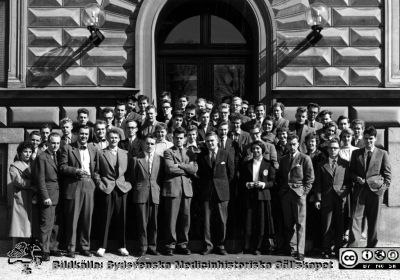 Kursfoto, medicinarnas nybörjarkurs vårterminen 1957 i Lund
Kapsel 27. Fotoarkiv. Anatomiska instutionen. Kursfotografier från 1950- och 1960-talen. Vårterminen 1957. Originalfoto på anatomiska institutionens trappa. Nils-Otto Sjöberg och Magnhild Sandberg som nr 7 och 8 från vänster i första raden.
Nyckelord: Kapsel 27;Kursfoto;Anatomi;Amphioxer