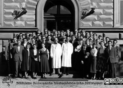 Kursfoto, medicinarnas nybörjarkurs höstterminen 1956 i Lund
Kapsel 27. Fotoarkiv. Anatomiska instutionen. Kursfotografier från 1950- och 1960-talen. Höstterminen 1956. Originalfoto på anatomiska institutionens trappa. I mitten i vita laboratorierockar Carl-Herman Hjortsjö och Folke Löfgren. Bland kursdeltagarna märks Schyberg, Elof; Jeppsson,Jan Olof; Falk, Douglas; Ohrlander, Sten; Heintz, Inger; Henricsson, Lars; Brunk, Ulf; Norlin (f. Månsson, senare Ganrot), Karin; Bergqvist, Anna; Lidin-Jansson, Gunilla; Sköld, Göran; Sandström, Staffan; Wemmenborn (f. Johansson), Göran; Ehinger, Berndt; Burén, Andrew; Naversten (f. Hellmich), Elisabeth; Colleen,Stig; Kalm, Olof; Ehinger (f. Andersson), Marianne; Larsson, Kjell-Åke; Lilja (f. Håkansson), Kerstin; Lindman (f. Hössjer, g 1. Ljunger), Lena; Melin (f. Abenius), Ingrid; Florath (g Ahlmén), Monica, Persson, Björn; Engström, Ingvar; Runesson, Sigvard; Dano, Georg; Holbeck,Holger; 
Nyckelord: Kapsel 27;Kursfoto;Anatomi;Amphioxer