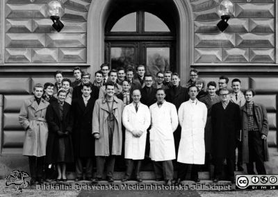 Kursfoto, medicinarnas nybörjarkurs vårterminen 1955 i Lund
Kapsel 27. Fotoarkiv. Anatomiska instutionen. Kursfotografier från 1950- och 1960-talen. Vårterminen 1955. Originalfoto på anatomiska institutionens trappa. Professor Carl-Herman Hjortsjö, vaktmästare Tage Silfver och prosektor Folke Löfgren i vita laboratorierockar i mitten på första raden. Namnsatt bild: SMHS5409_000_01numCopp
Nyckelord: Kapsel 27;Kursfoto;Anatomi;Amphioxer